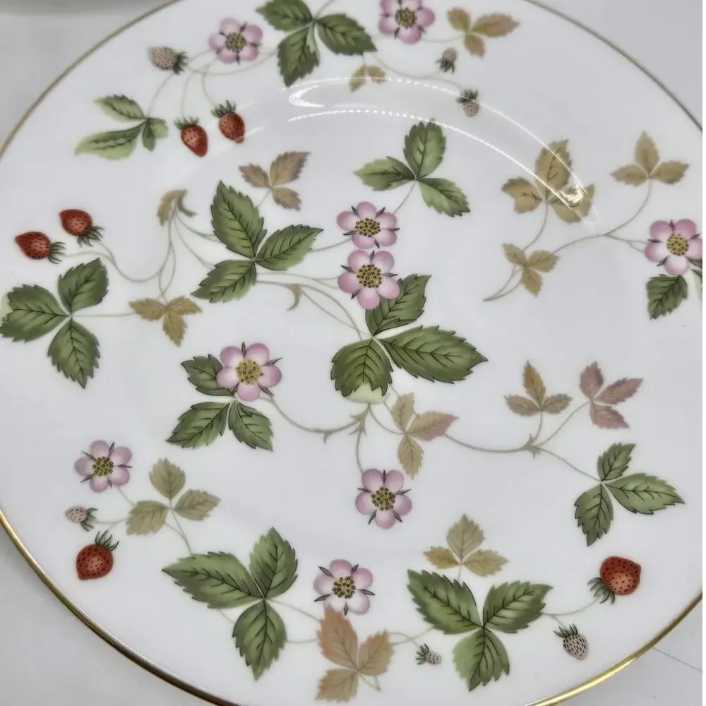 4 Wedgewood Wild Strawberry Bone China Dinner Plates R 4406 6 in / 15 cm